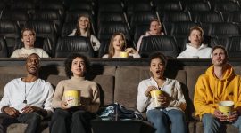 Nonton film horor bisa memberikan pengalaman menegangkan dan menyenangkan bagi sebagian orang. (Pexels.com/Pavel Danilyuk) 