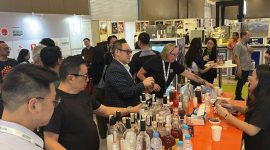 Pengunjung dari Indonesia dan mancanegara mengamati dan mencoba keberagaman minuman fermentasi dan distilasi nusantara. (Dok. Bittersweet Festival 2025)