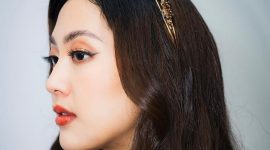 Sherina Munaf memeluk kucing Lili yang kurus usai diselamatkan. (Instagram.com @sherinamunaf)

