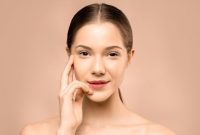 Seorang wanita dengan riasan minimalis yang menonjolkan kecantikan alami wajahnya, memberikan kesan segar dan percaya diri untuk aktivitas sehari-hari. Tampilan ini berfokus pada kulit sehat dan fitur wajah yang dipercantik secara halus.
