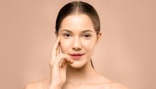 Seorang wanita dengan riasan minimalis yang menonjolkan kecantikan alami wajahnya, memberikan kesan segar dan percaya diri untuk aktivitas sehari-hari. Tampilan ini berfokus pada kulit sehat dan fitur wajah yang dipercantik secara halus.
