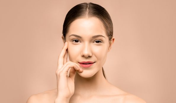 Seorang wanita dengan riasan minimalis yang menonjolkan kecantikan alami wajahnya, memberikan kesan segar dan percaya diri untuk aktivitas sehari-hari. Tampilan ini berfokus pada kulit sehat dan fitur wajah yang dipercantik secara halus.
