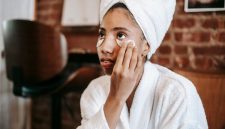 Seorang wanita muda dengan kulit sehat sedang mengaplikasikan serum anti-aging pada wajahnya, menunjukkan salah satu langkah penting dalam rutinitas perawatan kulit untuk menjaga keremajaan dan vitalitasnya. Produk anti-aging kini menjadi bagian tak terpisahkan dari gaya hidup modern untuk mengatasi tanda-tanda penuaan dini.