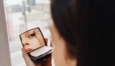 Seorang perempuan dengan riasan wajah natural yang menampilkan kulit sehat dan rona pipi segar, menunjukkan bagaimana sentuhan makeup ringan dapat meningkatkan kecantikan alami untuk aktivitas sehari-hari.