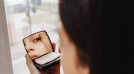 Seorang perempuan dengan riasan wajah natural yang menampilkan kulit sehat dan rona pipi segar, menunjukkan bagaimana sentuhan makeup ringan dapat meningkatkan kecantikan alami untuk aktivitas sehari-hari.
