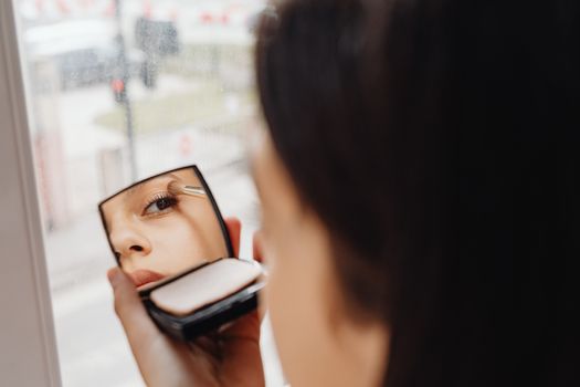 Seorang perempuan dengan riasan wajah natural yang menampilkan kulit sehat dan rona pipi segar, menunjukkan bagaimana sentuhan makeup ringan dapat meningkatkan kecantikan alami untuk aktivitas sehari-hari.