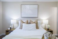 Kamar tidur minimalis dengan sentuhan warna netral dan pencahayaan alami yang optimal, menciptakan kesan lapang serta menenangkan meskipun ukurannya terbatas. Desain ini mengutamakan fungsi dan estetika sederhana untuk kenyamanan penghuninya.