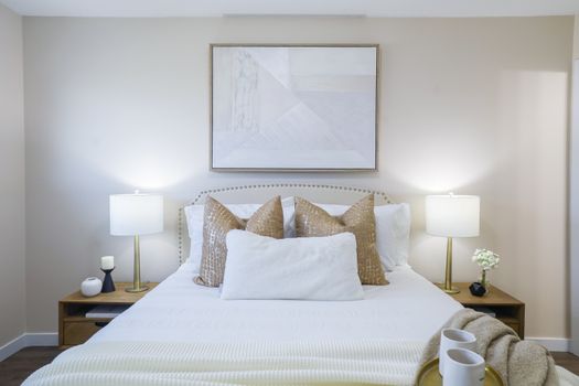 Kamar tidur minimalis dengan sentuhan warna netral dan pencahayaan alami yang optimal, menciptakan kesan lapang serta menenangkan meskipun ukurannya terbatas. Desain ini mengutamakan fungsi dan estetika sederhana untuk kenyamanan penghuninya.