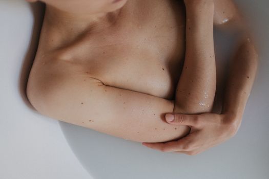 Ilustrasi seorang wanita sedang membersihkan area kewanitaan dengan air mengalir, menekankan pentingnya praktik kebersihan pribadi yang tepat untuk mencegah infeksi dan menjaga kesehatan organ intim secara optimal.