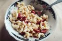 Hidangan pasta aglio olio yang praktis ini memadukan cita rasa Italia klasik dengan sentuhan bahan lokal, sempurna untuk makan malam yang cepat namun tetap lezat. Nikmati perpaduan bawang putih harum, cabai pedas, dan sedikit daun jeruk yang menyegarkan.