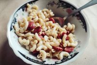 Hidangan pasta aglio olio yang praktis ini memadukan cita rasa Italia klasik dengan sentuhan bahan lokal, sempurna untuk makan malam yang cepat namun tetap lezat. Nikmati perpaduan bawang putih harum, cabai pedas, dan sedikit daun jeruk yang menyegarkan.