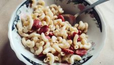Hidangan pasta aglio olio yang praktis ini memadukan cita rasa Italia klasik dengan sentuhan bahan lokal, sempurna untuk makan malam yang cepat namun tetap lezat. Nikmati perpaduan bawang putih harum, cabai pedas, dan sedikit daun jeruk yang menyegarkan.