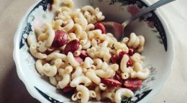 Hidangan pasta aglio olio yang praktis ini memadukan cita rasa Italia klasik dengan sentuhan bahan lokal, sempurna untuk makan malam yang cepat namun tetap lezat. Nikmati perpaduan bawang putih harum, cabai pedas, dan sedikit daun jeruk yang menyegarkan.