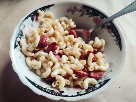 Hidangan pasta aglio olio yang praktis ini memadukan cita rasa Italia klasik dengan sentuhan bahan lokal, sempurna untuk makan malam yang cepat namun tetap lezat. Nikmati perpaduan bawang putih harum, cabai pedas, dan sedikit daun jeruk yang menyegarkan.