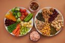 Piring yang berisi berbagai makanan bergizi seimbang, mencakup sayuran hijau segar, biji-bijian utuh, sumber protein seperti ikan, dan buah-buahan berwarna cerah, menunjukkan representasi visual dari pola makan sehat yang dianjurkan. Ilustrasi ini menekankan pentingnya variasi nutrisi dalam setiap sajian untuk mendukung kesehatan tubuh secara menyeluruh dan energi sepanjang hari.