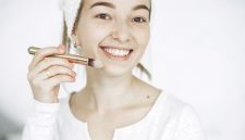 Seorang perempuan dengan kulit wajah bersih dan bercahaya memancarkan aura sehat alami, menunjukkan hasil dari perawatan kulit yang konsisten dan gaya hidup seimbang. Kulit glowing tidak harus putih, melainkan terhidrasi, merata, dan memancarkan kilau sehat dari dalam.