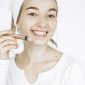 Seorang perempuan dengan kulit wajah bersih dan bercahaya memancarkan aura sehat alami, menunjukkan hasil dari perawatan kulit yang konsisten dan gaya hidup seimbang. Kulit glowing tidak harus putih, melainkan terhidrasi, merata, dan memancarkan kilau sehat dari dalam.