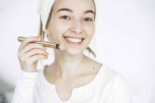 Seorang perempuan dengan kulit wajah bersih dan bercahaya memancarkan aura sehat alami, menunjukkan hasil dari perawatan kulit yang konsisten dan gaya hidup seimbang. Kulit glowing tidak harus putih, melainkan terhidrasi, merata, dan memancarkan kilau sehat dari dalam.