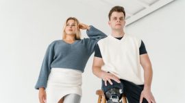Model mengenakan busana bergaya 