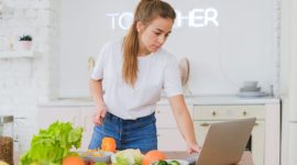 Seorang remaja perempuan sedang tersenyum sambil memegang semangkuk salad buah segar yang penuh warna, menunjukkan pilihan camilan sehat yang mendukung gaya hidup aktif dan penuh semangat. Gambar ini merepresentasikan pentingnya nutrisi seimbang bagi pertumbuhan remaja yang optimal.