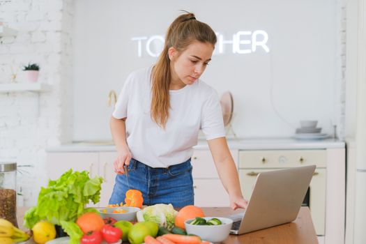 Seorang remaja perempuan sedang tersenyum sambil memegang semangkuk salad buah segar yang penuh warna, menunjukkan pilihan camilan sehat yang mendukung gaya hidup aktif dan penuh semangat. Gambar ini merepresentasikan pentingnya nutrisi seimbang bagi pertumbuhan remaja yang optimal.