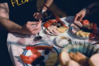 Seorang remaja tersenyum ceria sambil menikmati seporsi makanan sehat yang terdiri dari sayuran segar, protein, dan karbohidrat kompleks, menunjukkan pentingnya nutrisi seimbang untuk pertumbuhan optimal. Makanan ini mencerminkan pilihan cerdas yang mendukung energi dan fokus para remaja dalam menjalani aktivitas mereka.