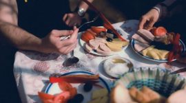 Seorang remaja tersenyum ceria sambil menikmati seporsi makanan sehat yang terdiri dari sayuran segar, protein, dan karbohidrat kompleks, menunjukkan pentingnya nutrisi seimbang untuk pertumbuhan optimal. Makanan ini mencerminkan pilihan cerdas yang mendukung energi dan fokus para remaja dalam menjalani aktivitas mereka.