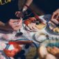 Seorang remaja tersenyum ceria sambil menikmati seporsi makanan sehat yang terdiri dari sayuran segar, protein, dan karbohidrat kompleks, menunjukkan pentingnya nutrisi seimbang untuk pertumbuhan optimal. Makanan ini mencerminkan pilihan cerdas yang mendukung energi dan fokus para remaja dalam menjalani aktivitas mereka.