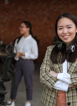 Merajut Karier Cemerlang: Panduan Wanita Indonesia Berdaya di Dunia Kerja