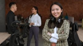 Seorang wanita profesional Indonesia tampak percaya diri dalam lingkungan kerja modern, mencerminkan semangat dan kemampuan adaptasi tinggi yang dibutuhkan untuk meraih kesuksesan karier. Gambar ini menggambarkan representasi wanita yang aktif dan berdaya di berbagai sektor industri saat ini.