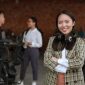 Seorang wanita profesional Indonesia tampak percaya diri dalam lingkungan kerja modern, mencerminkan semangat dan kemampuan adaptasi tinggi yang dibutuhkan untuk meraih kesuksesan karier. Gambar ini menggambarkan representasi wanita yang aktif dan berdaya di berbagai sektor industri saat ini.