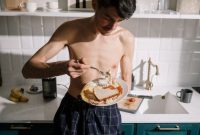 Seorang remaja perempuan menikmati hidangan makan siang sehat yang kaya akan sayuran segar, protein, dan karbohidrat kompleks, menunjukkan pentingnya asupan nutrisi seimbang untuk mendukung aktivitas dan pertumbuhan di usia muda. Pilihan makanan yang tepat menjadi fondasi utama bagi gaya hidup sehat para remaja.