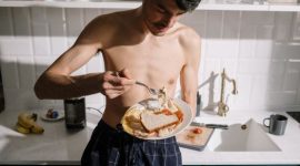 Seorang remaja perempuan menikmati hidangan makan siang sehat yang kaya akan sayuran segar, protein, dan karbohidrat kompleks, menunjukkan pentingnya asupan nutrisi seimbang untuk mendukung aktivitas dan pertumbuhan di usia muda. Pilihan makanan yang tepat menjadi fondasi utama bagi gaya hidup sehat para remaja.
