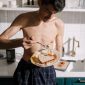 Seorang remaja perempuan menikmati hidangan makan siang sehat yang kaya akan sayuran segar, protein, dan karbohidrat kompleks, menunjukkan pentingnya asupan nutrisi seimbang untuk mendukung aktivitas dan pertumbuhan di usia muda. Pilihan makanan yang tepat menjadi fondasi utama bagi gaya hidup sehat para remaja.