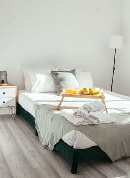 Rancang Kamar Minimalis Impian: Ketenangan Estetis dalam Batasan Ruang