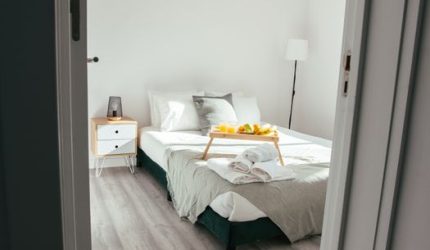Rancang Kamar Minimalis Impian: Ketenangan Estetis dalam Batasan Ruang