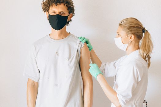 Seorang gadis remaja menunjukkan lengannya setelah menerima suntikan vaksin HPV, sebuah langkah proaktif dalam melindungi dirinya dari risiko kanker serviks. Tindakan sederhana ini merupakan investasi penting untuk kesehatan jangka panjangnya di masa depan.