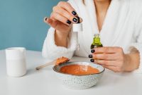 Semangkuk bahan-bahan segar seperti alpukat, madu, dan oatmeal yang siap diolah menjadi masker wajah alami di rumah. Tampilan ini menggambarkan kesederhanaan dan potensi kekayaan alam untuk perawatan kulit optimal.
