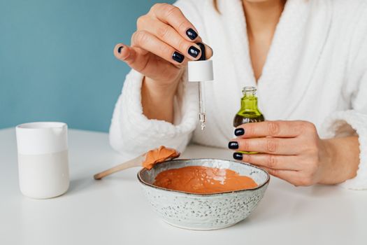 Semangkuk bahan-bahan segar seperti alpukat, madu, dan oatmeal yang siap diolah menjadi masker wajah alami di rumah. Tampilan ini menggambarkan kesederhanaan dan potensi kekayaan alam untuk perawatan kulit optimal.
