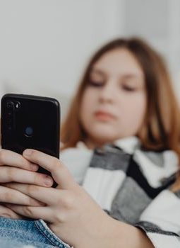 Jeda Sejenak dari Layar: Menyelamatkan Kesehatan Mental Remaja Indonesia