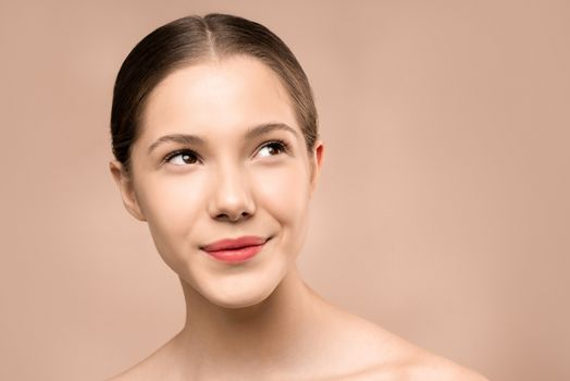 Seorang perempuan dengan riasan natural yang ringan dan segar, menunjukkan kecantikan alami yang terpancar dari kulit sehat dan terawat, cocok untuk aktivitas sehari-hari.