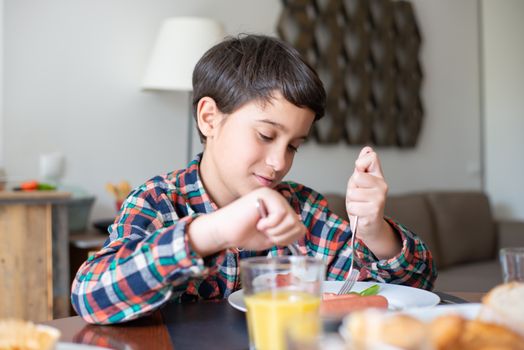 Seorang remaja tersenyum ceria sambil memegang piring berisi makanan sehat yang beragam, menunjukkan pentingnya keseimbangan nutrisi untuk mendukung pertumbuhan optimal dan energi sepanjang hari. Makanan sehat ini terdiri dari protein, sayuran, dan buah-buahan segar.
