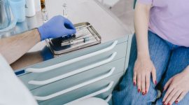 Seorang gadis remaja sedang menerima suntikan vaksin HPV di lengan atasnya, menunjukkan pentingnya imunisasi sejak dini untuk pencegahan kanker serviks. Proses vaksinasi ini merupakan langkah protektif yang vital bagi kesehatan masa depan anak-anak dan remaja.