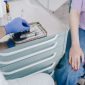 Seorang gadis remaja sedang menerima suntikan vaksin HPV di lengan atasnya, menunjukkan pentingnya imunisasi sejak dini untuk pencegahan kanker serviks. Proses vaksinasi ini merupakan langkah protektif yang vital bagi kesehatan masa depan anak-anak dan remaja.