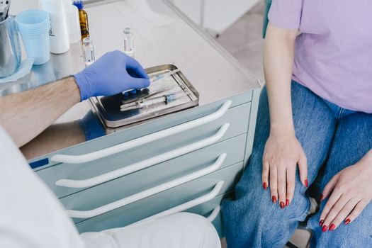 Seorang gadis remaja sedang menerima suntikan vaksin HPV di lengan atasnya, menunjukkan pentingnya imunisasi sejak dini untuk pencegahan kanker serviks. Proses vaksinasi ini merupakan langkah protektif yang vital bagi kesehatan masa depan anak-anak dan remaja.