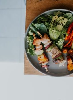 Ragam Warna Piring Kita: Mengapa Pola Makan Seimbang Lebih dari Sekadar Diet