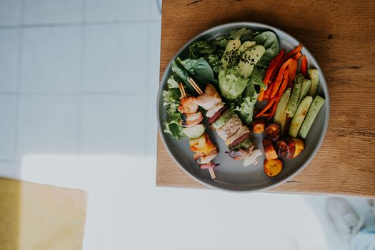 Sebuah piring berisi makanan seimbang yang kaya warna dan nutrisi, menampilkan sayuran segar, protein tanpa lemak, dan karbohidrat kompleks. Piring ini melambangkan pentingnya variasi dalam asupan makanan untuk menjaga kesehatan tubuh optimal setiap hari.