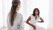 Seorang wanita terlihat lelah sambil memegang kepalanya, menggambarkan salah satu gejala umum anemia. Mengonsumsi makanan kaya zat besi dan berkonsultasi dengan dokter adalah langkah penting untuk mengembalikan kebugaran tubuh.