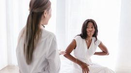 Seorang wanita terlihat lelah sambil memegang kepalanya, menggambarkan salah satu gejala umum anemia. Mengonsumsi makanan kaya zat besi dan berkonsultasi dengan dokter adalah langkah penting untuk mengembalikan kebugaran tubuh.
