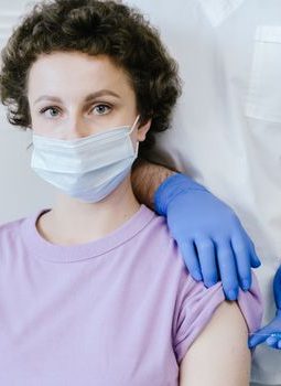Melindungi Diri dari Ancaman Kanker Serviks: Mitos dan Fakta Vaksin HPV